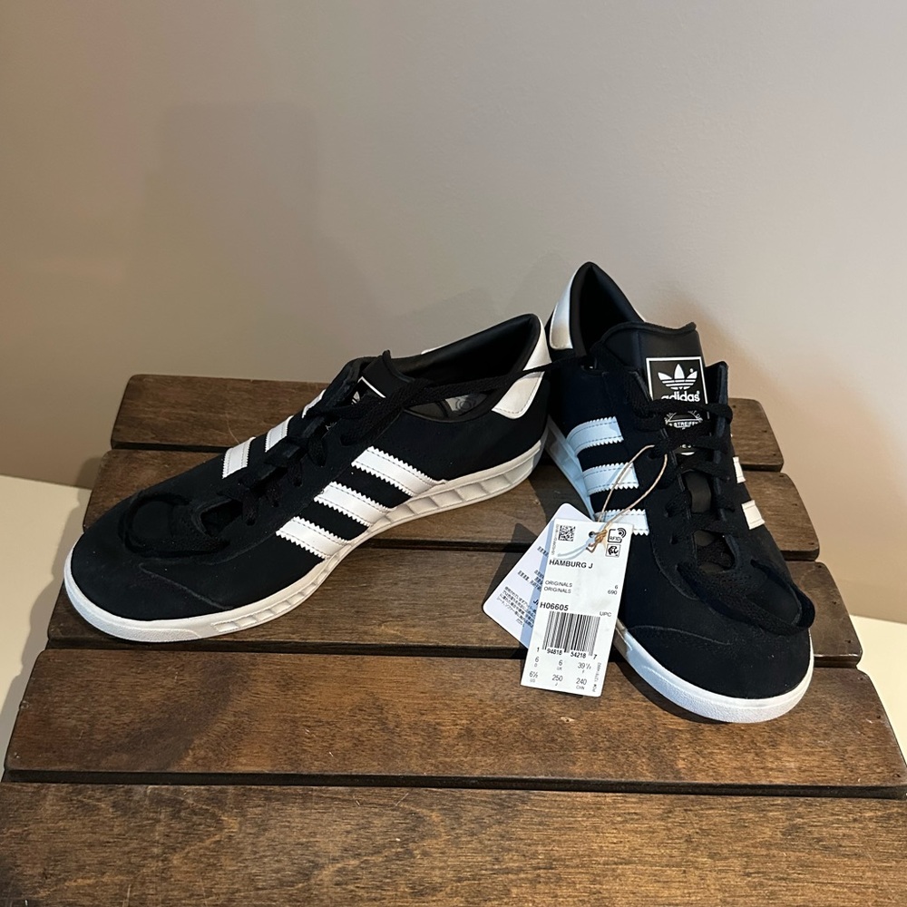 ADIDAS Hamburg Unisex Women's size 8 1/2 & Men's size 6 1/2 Black & White NEW🖤🤍👟